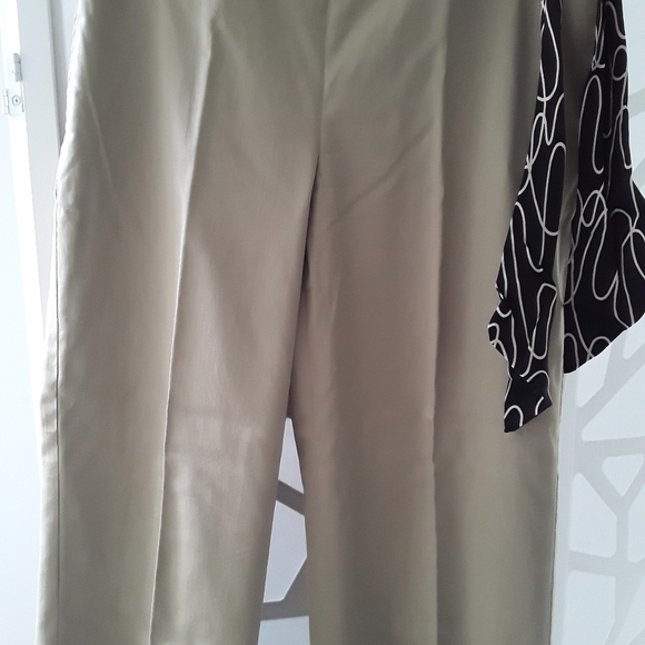 Khaki pants with belt - Picture 2 of 4